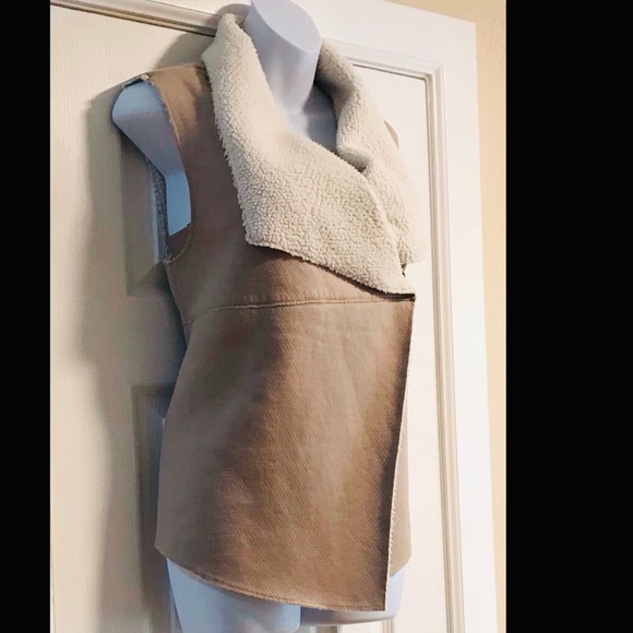 SOLD- Dylan FAUX SUEDE/ SHERPA Vest Natural Color - Picture 3 of 7